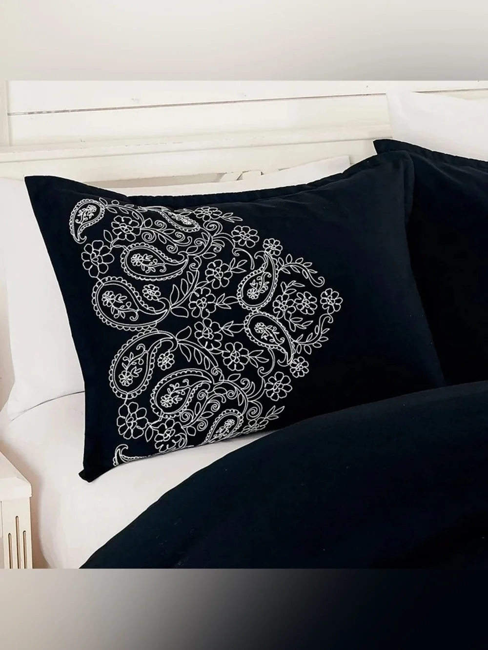 Black and White Paisley Queen 4 piece Comforter Set